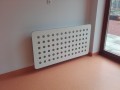 Osłona grzejnika, płyta kompaktowa HPL, dekor biały, czarny rdzeń_2.jpg
